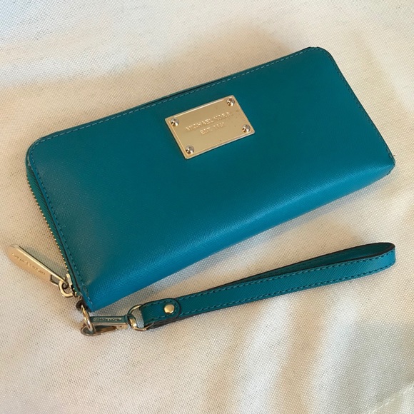 Michael Kors Handbags - Michael Kors Leather Wristlet Wallet